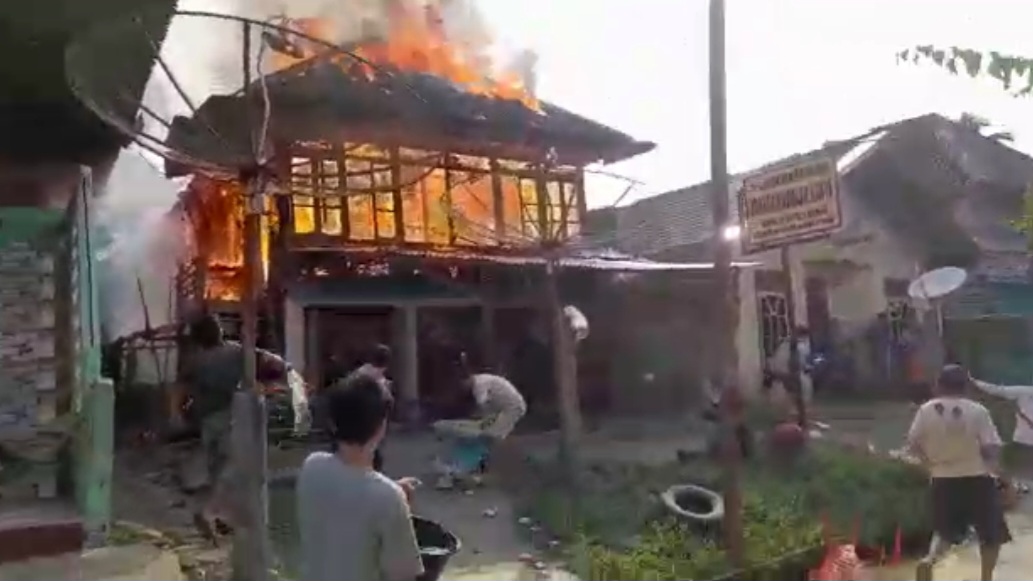 Rumah Panggung di Muratara Terbakar,, Penghuni Rumah Histeris 
