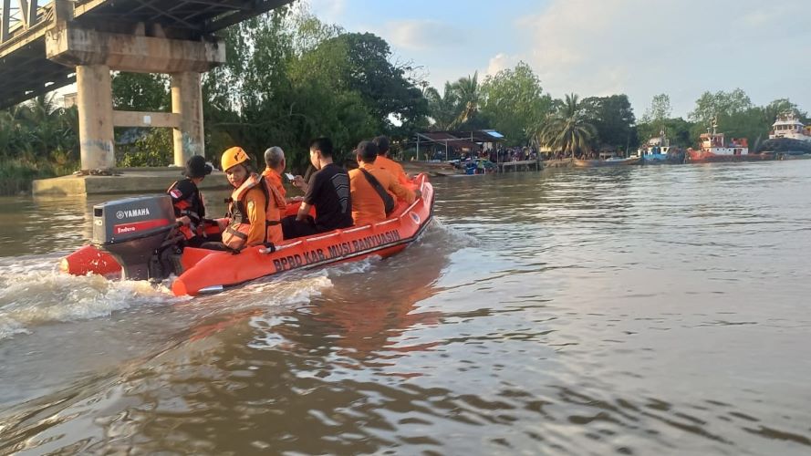 2 Korban Belum Ditemukan dalam Tragedi Tongkang Batu Bara Tabrak Jembatan Lalan Muba