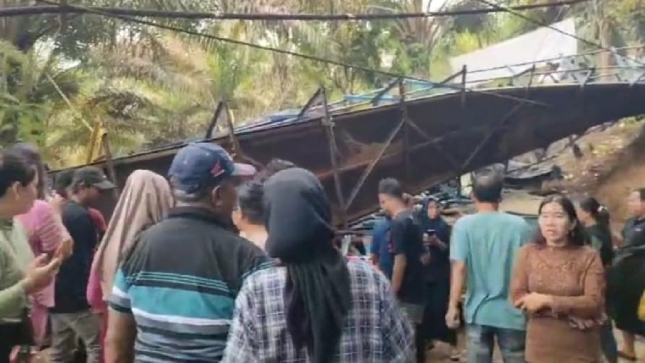 BREAKING NEWS: Jembatan Gantung Objek Wisata di Lubuk Linggau Putus, Puluhan Orang Jadi Korban