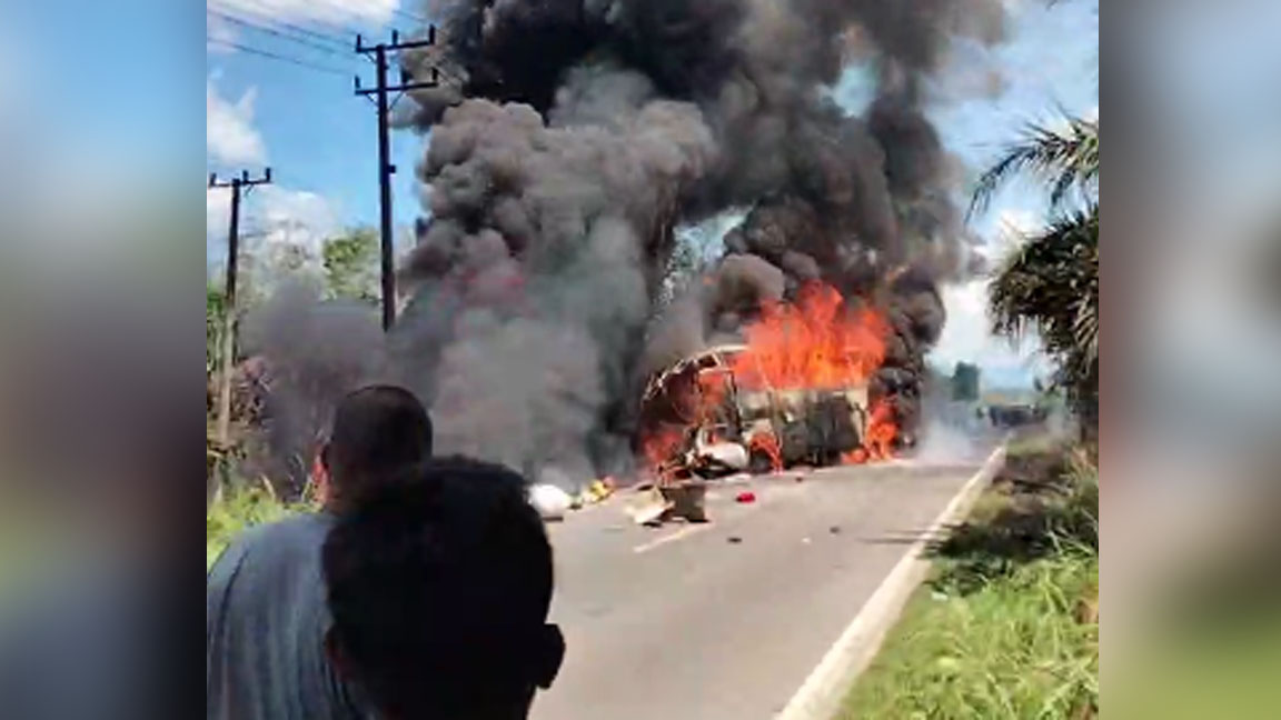 BREAKING NEWS: Bus dan Truk Terbakar di Jalinsum Karang Jaya Muratara