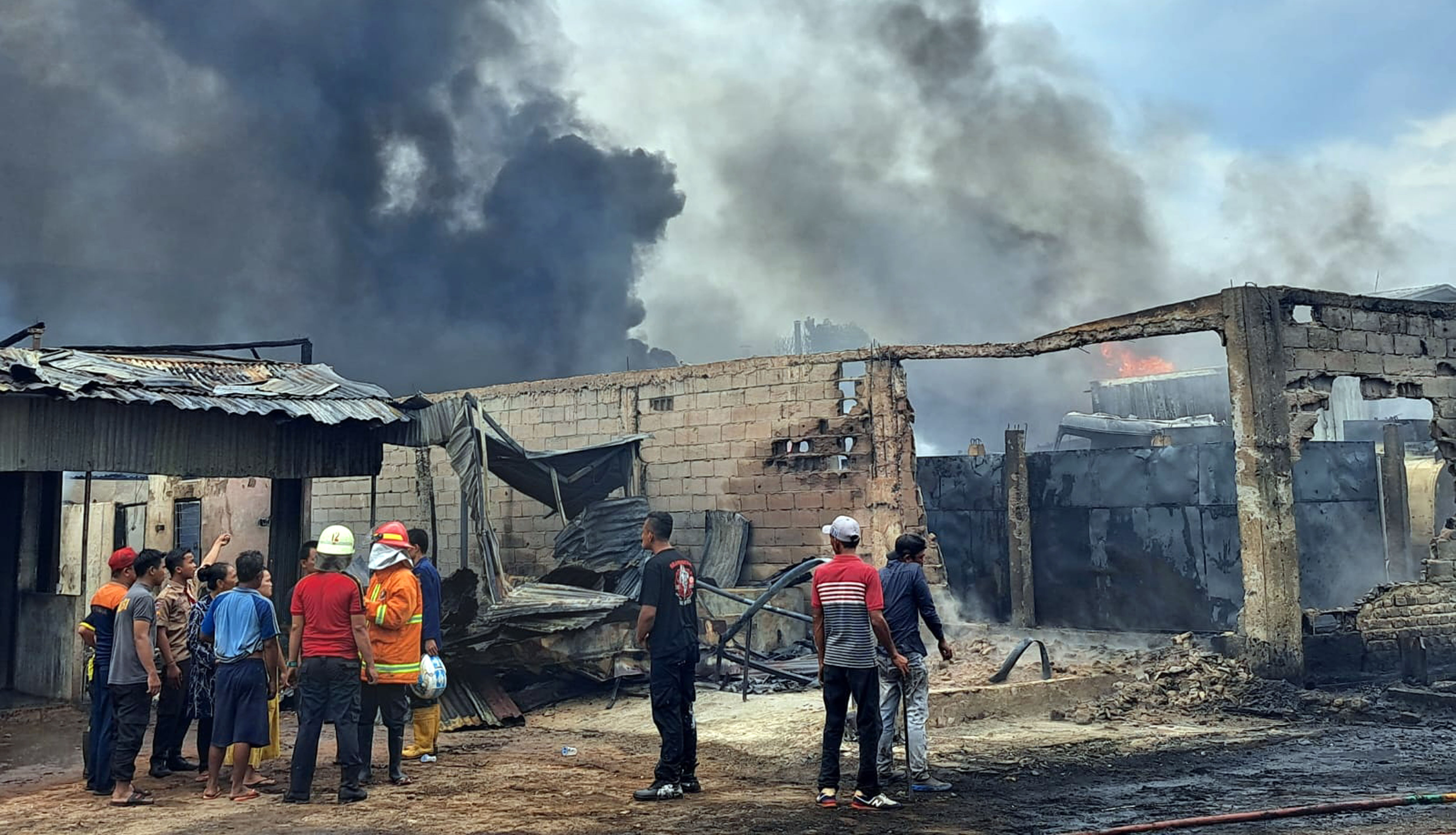 BREAKING NEWS: Gudang Penimbunan BBM Ilegal Terbakar