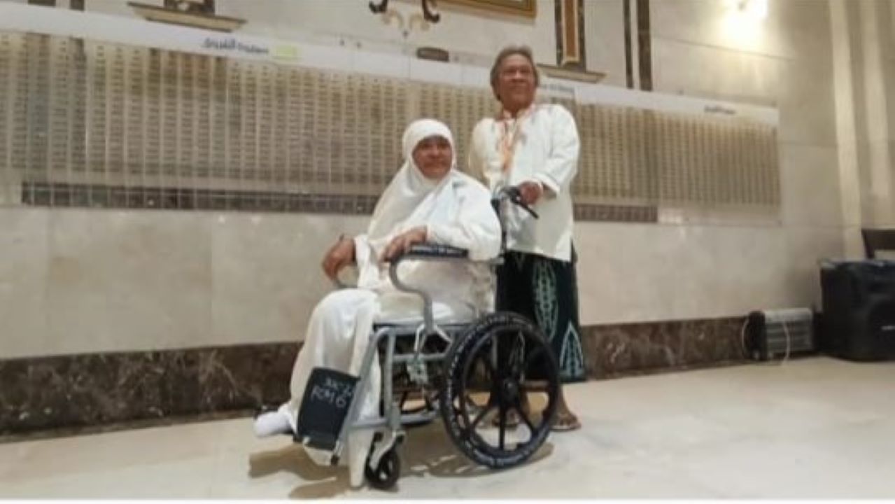 Kisah Cinta Pasangan Lansia Naik Haji Bersama, Walaupun Harus Pakai Kursi Roda
