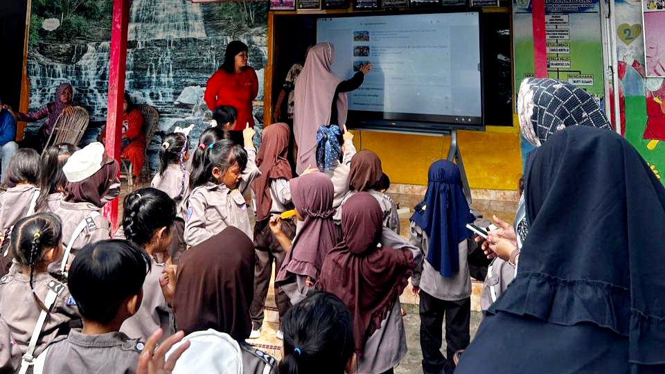 PAUD Flamboyan Lubuk Linggau Belajar Pakai Smart TV, Guru dan Anak-Anak Lebih Semangat