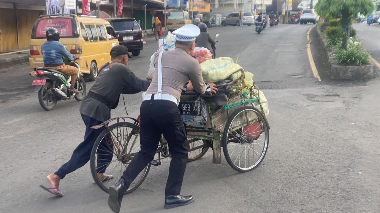 Aksi Petugas Polres Lubuk Linggau Tuai Simpati, Bantu Penarik Becak yang Kesulitan Nanjak