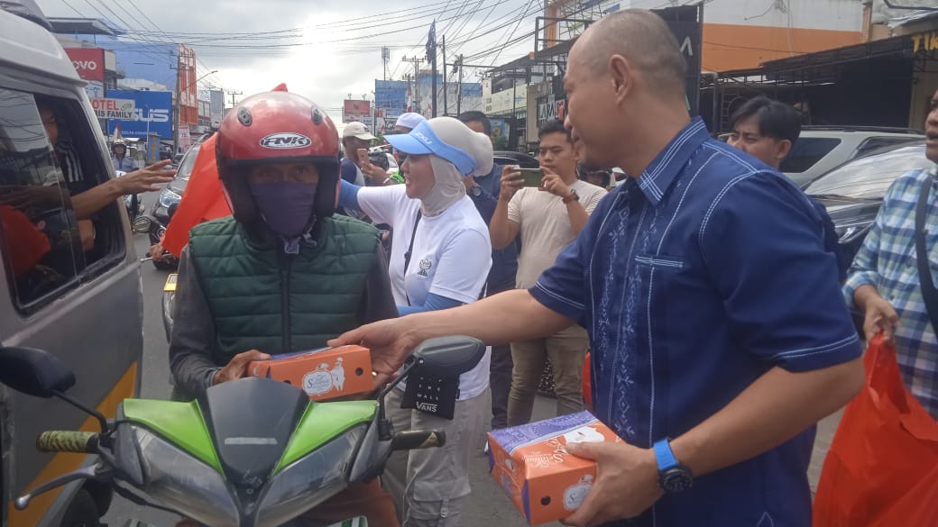 Jumat Berkah, Yoppi Karim Bersama GemBira Bagikan 500 Nasi Kotak Kepada Masyarakat Lubuk Linggau