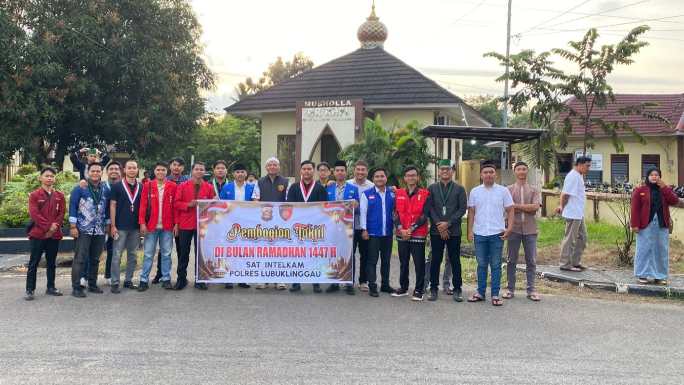 Sat Intelkam Polres Lubuk Linggau Bersama OKP Cipayung Plus Bagikan Takjil Ramadan