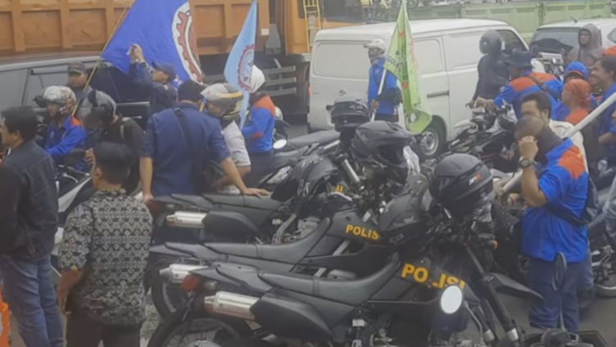 Tutup Jalan Tol, Aksi Mogok Nasional Buruh di Bekasi, Menolak Perhitungan Kenaikan UMP 2024