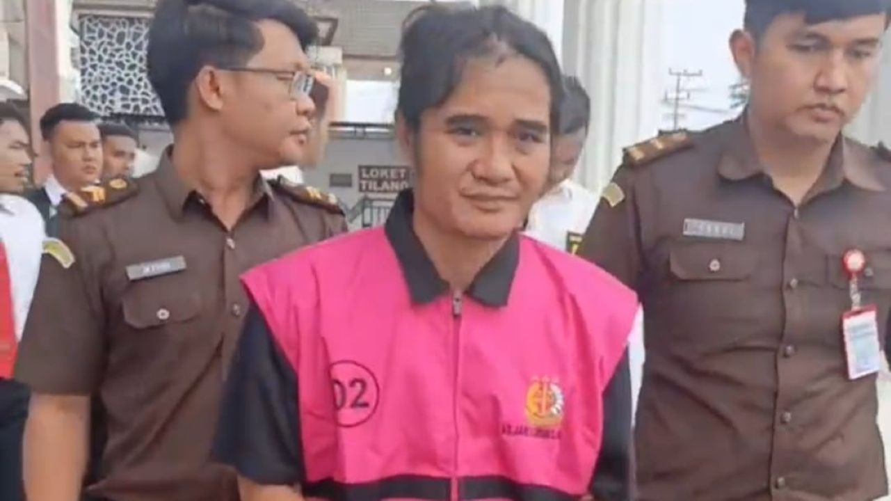 Kejari Lubuk Linggau Tahan Mantan Kades Tersangka Korupsi yang Tersenyum