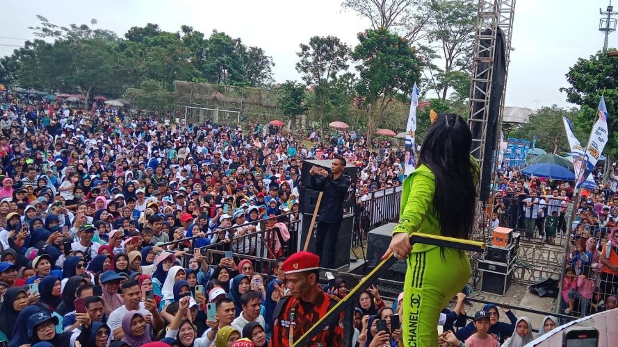 Membludak, Senam HDCU Bersama Yoppy Karim dan H Rustam Effendi di TOS Lubuk Linggau