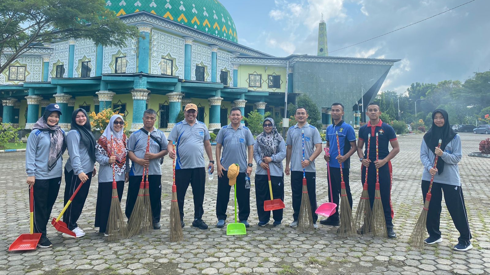 Kalapas Narkotika Kelas IIA Muara Beliti Ajak Pegawai Bersih-Bersih Masjid Agung Darussalam Musi Rawas