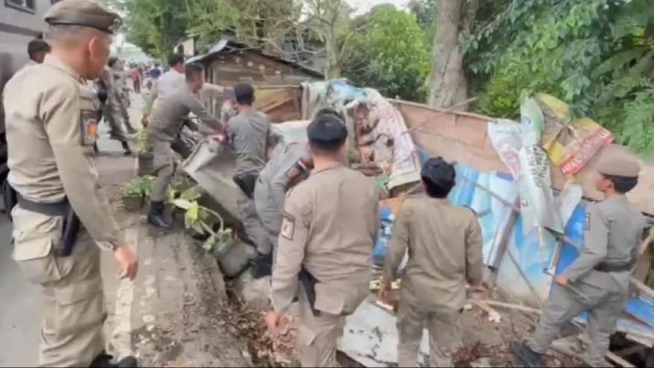 Satpol PP Lubuk Linggau Robohkan 6 Pondok Prostitusi, Disewakan Rp20 Ribu Per Jam
