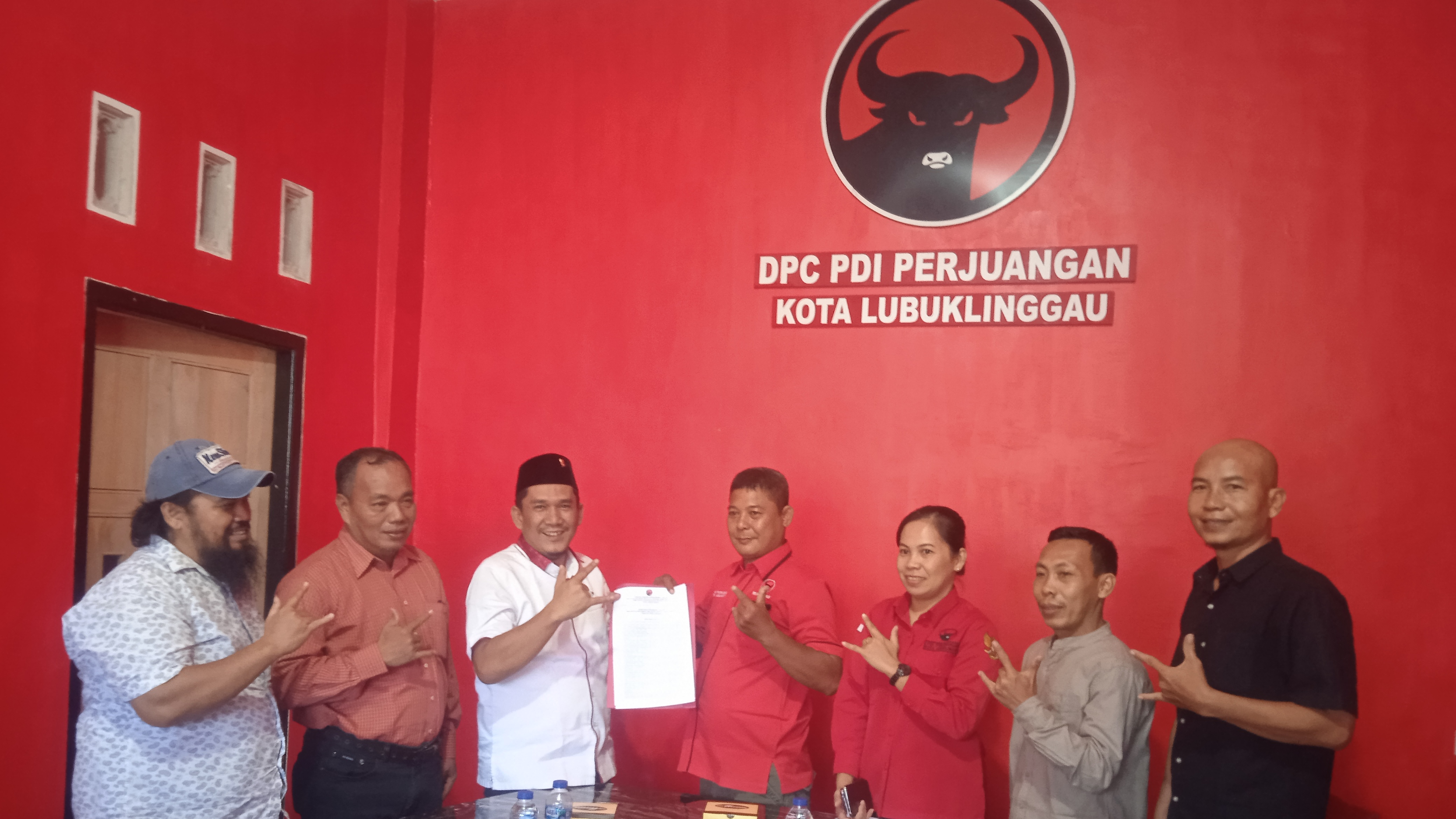 Berjuang dan Optimis, Hendri Almawijaya Ambil Formulir di PDIP Lubuk Linggau
