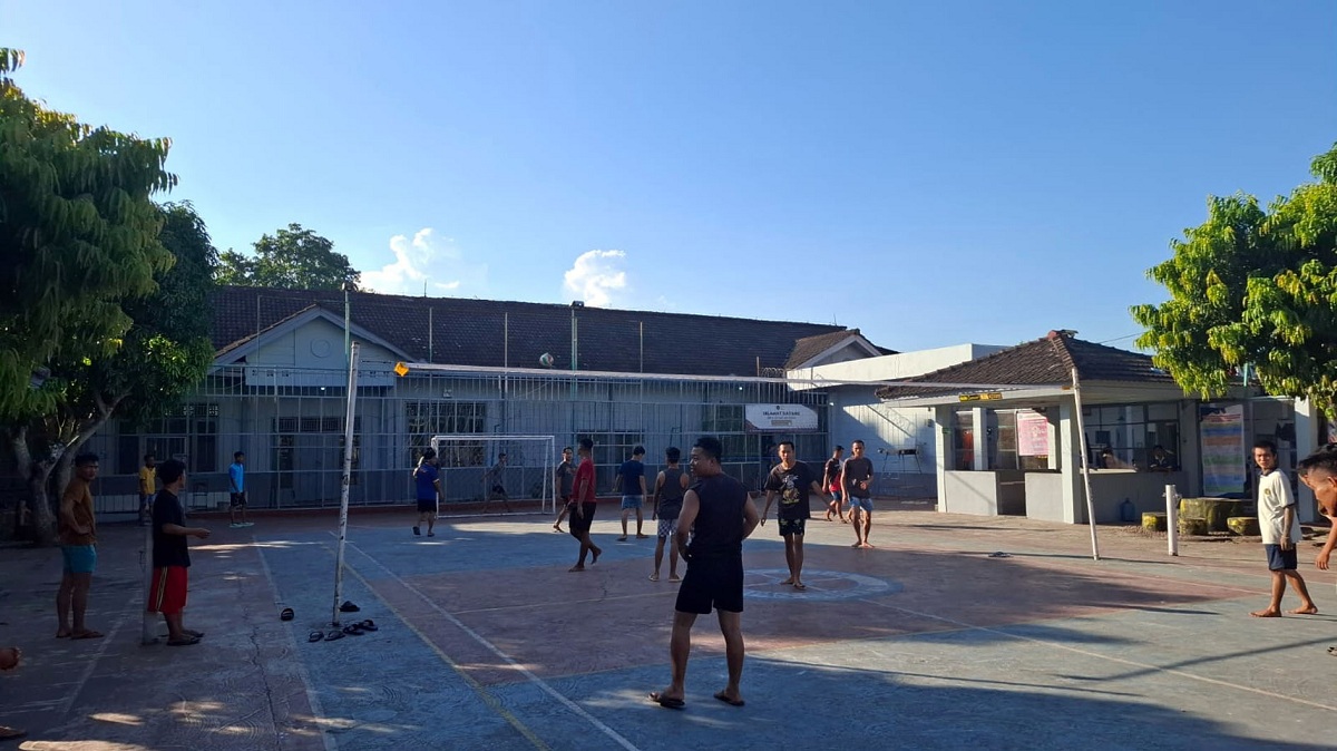 Jaga Kebugaran, Warga Binaan Lapas Narkotika Muara Beliti Ikuti Pembinaan Jasmani Lewat Voli dan Badminton