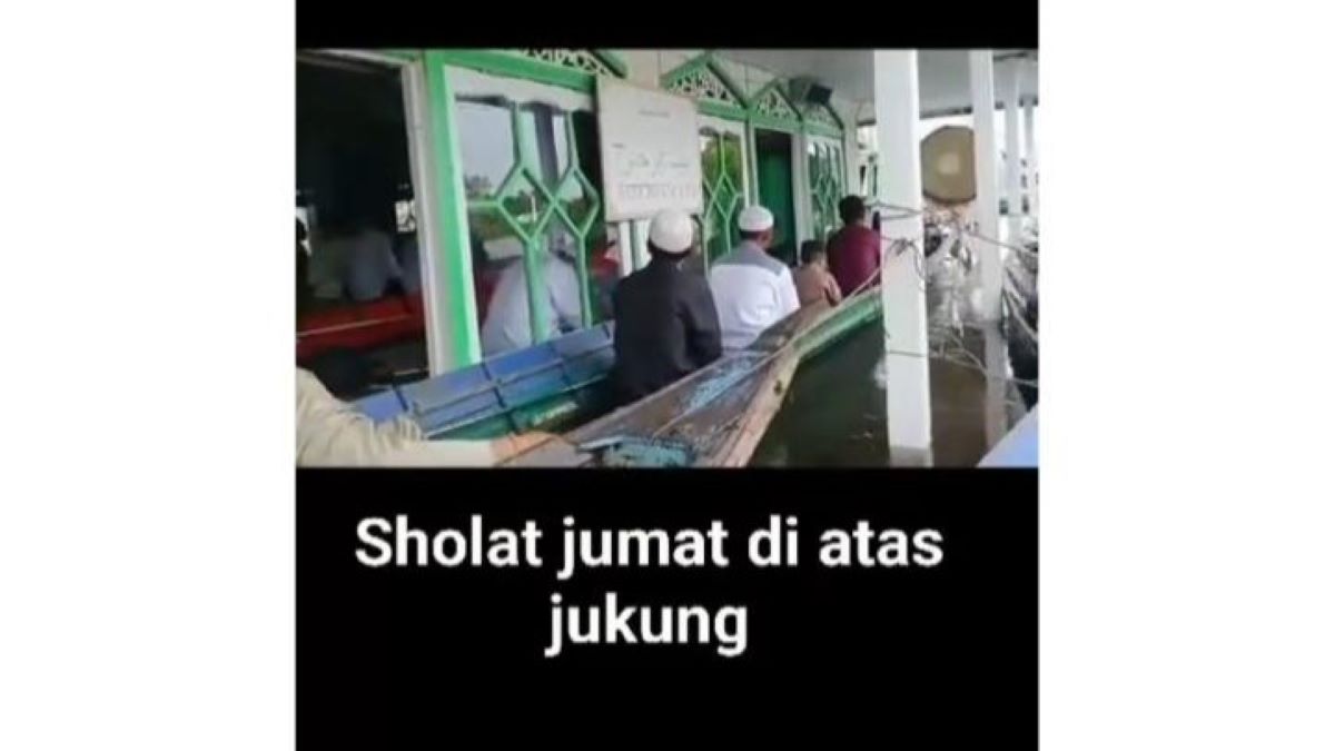 Viral Momen Jamaah di Kalteng Salat Jumat di Masjid di Atas Perahu, Terapung Diatas Air