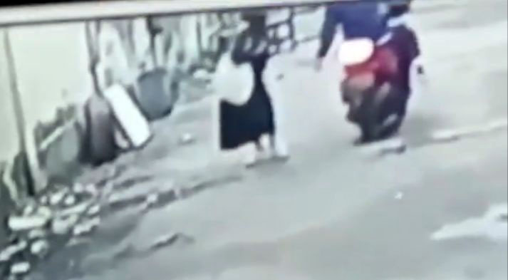 Viral, Diduga Aksi Begal Payudara Terekam CCTV