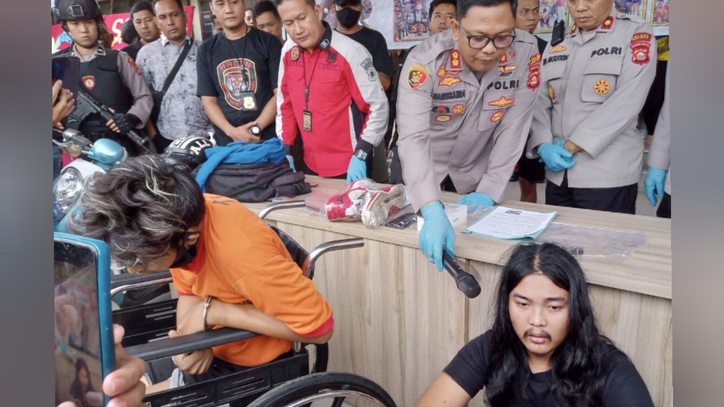 Pria Gondrong di Samping Tersangka Pembunuhan Waria, ini Identitasnya