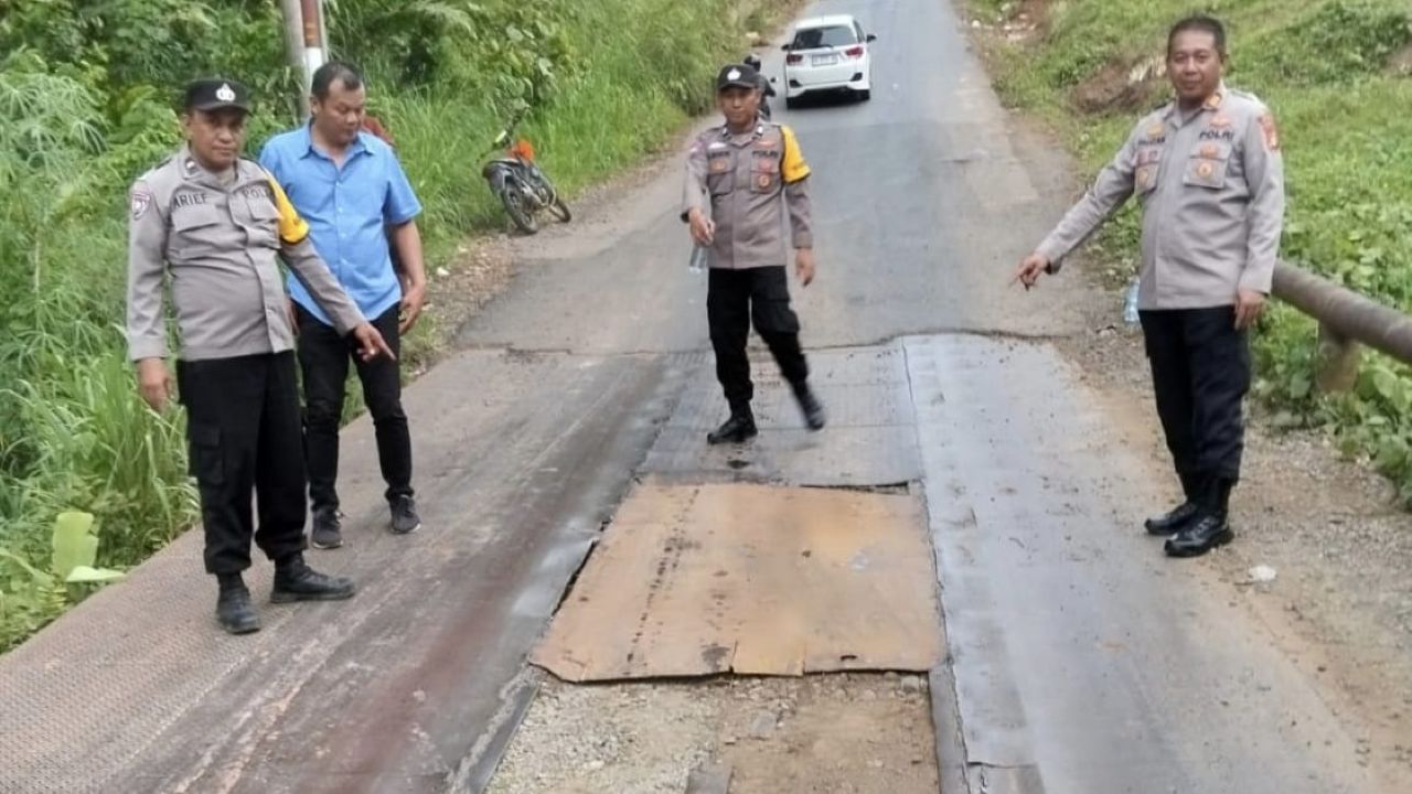 Polisi Tambal Jembatan Berlubang di BTS Ulu Musi Rawas, Berkali-kali Sebabkan Kecelakaan