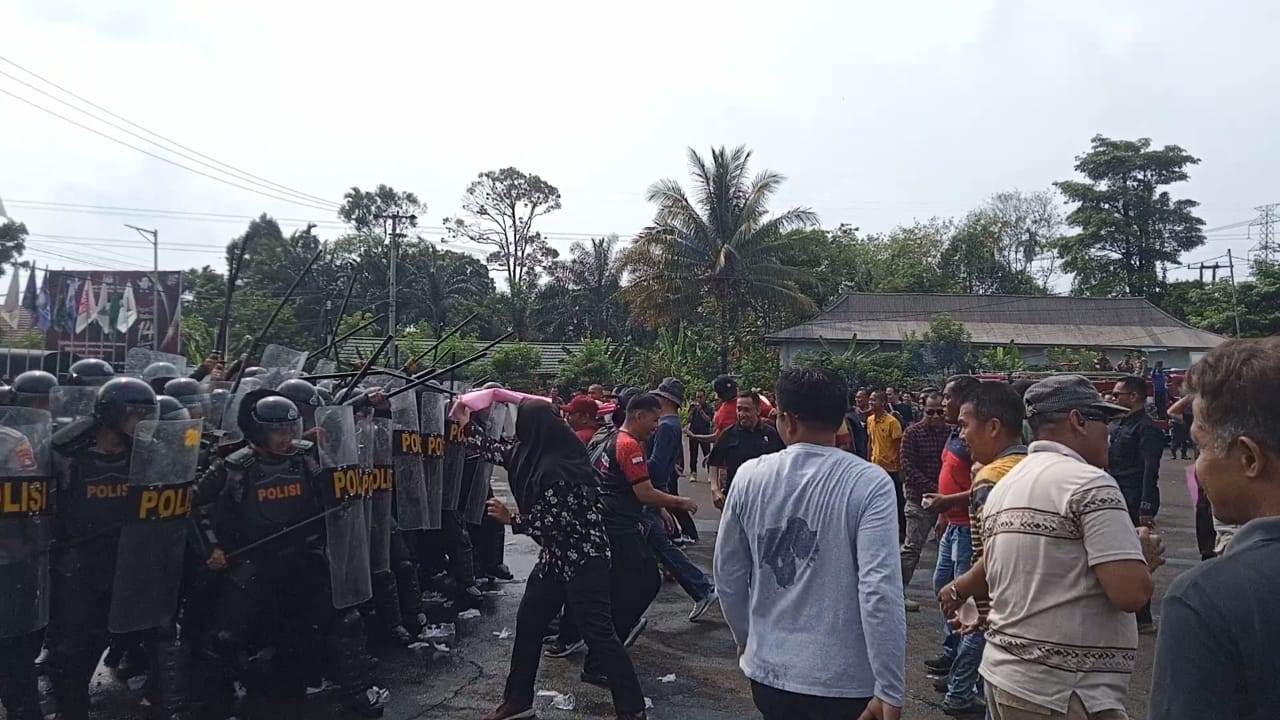 Minta Ketua KPU Mundur, Bentrokan Massa dengan Polisi Terjadi di Lubuklinggau, Dua Orang Ditembak 