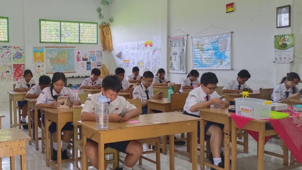 Manfaatkan Teknologi dengan Bijak, SMP Xaverius Lubuk Linggau Ujian Pakai HP