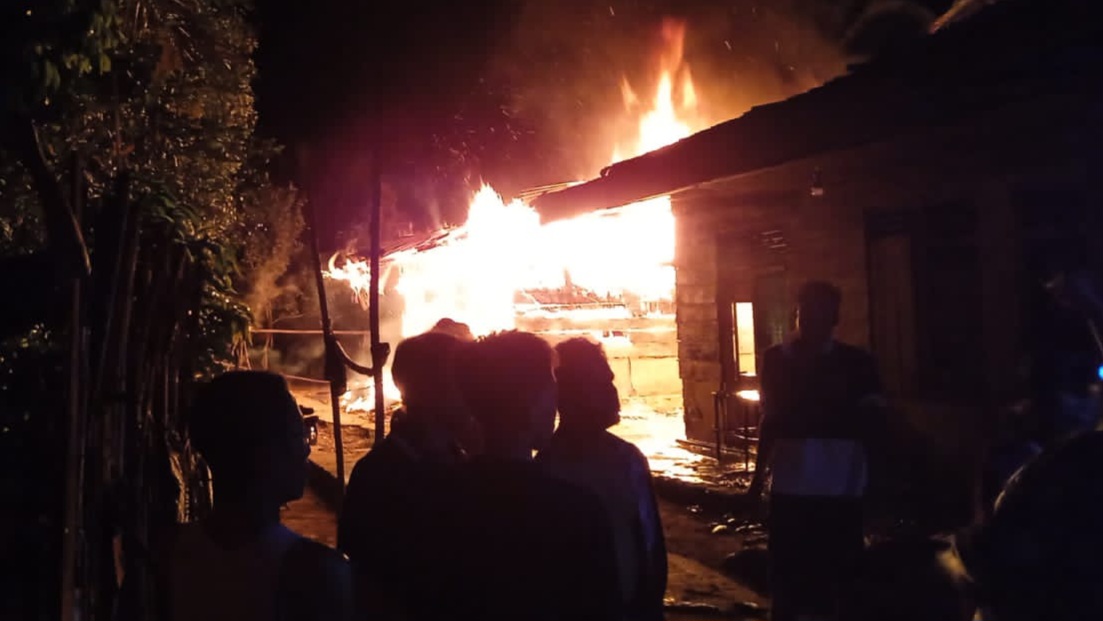 BREAKING NEWS: Eks Rumah Sekolah 3 Pintu di Selangit Musi Rawas Terbakar