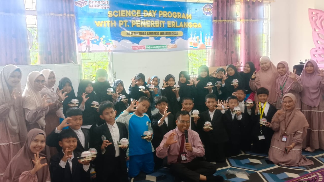 SDIT Mutiara Cendekia Lubuk Linggau Bereksperimen Science Day Program Bersama PT Penerbit Erlangga