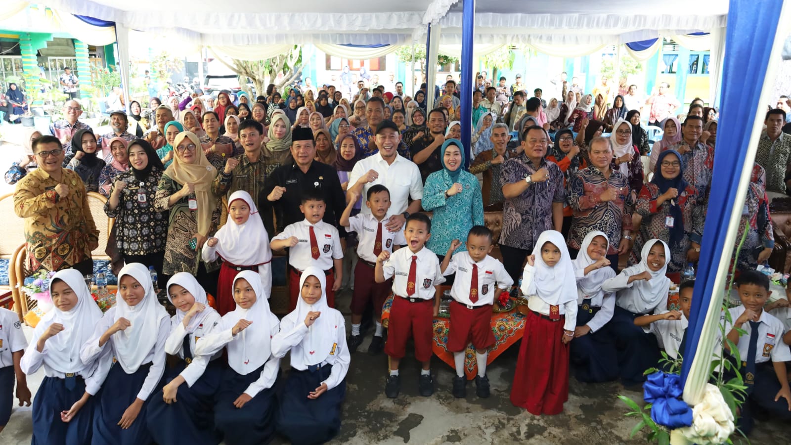 Wali Kota Lubuk Linggau Serahkan Seragam Sekolah Gratis untuk 8.267 Siswa SD, SMP Negeri dan Swasta