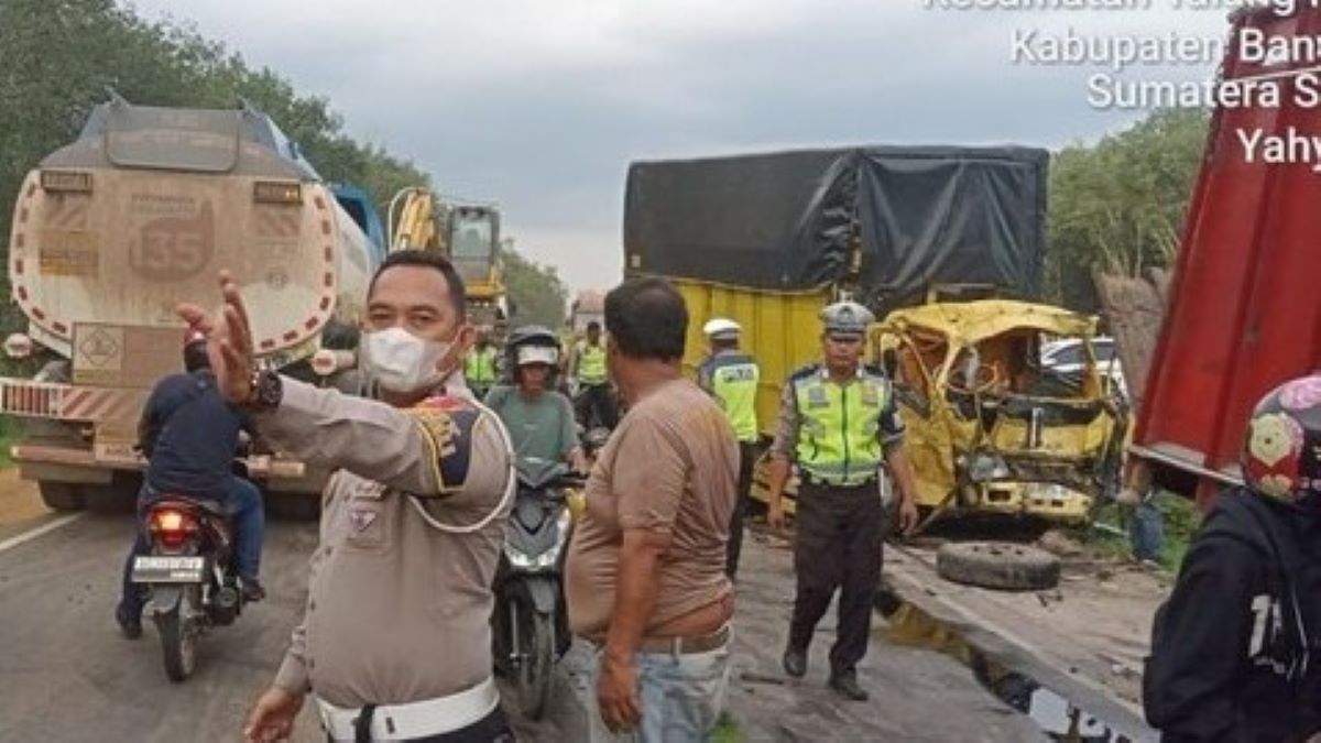 Polisi Ungkap Kronologi Truk Adu Banteng di Jalinsum Banyuasin, Begini Nasib Sopir