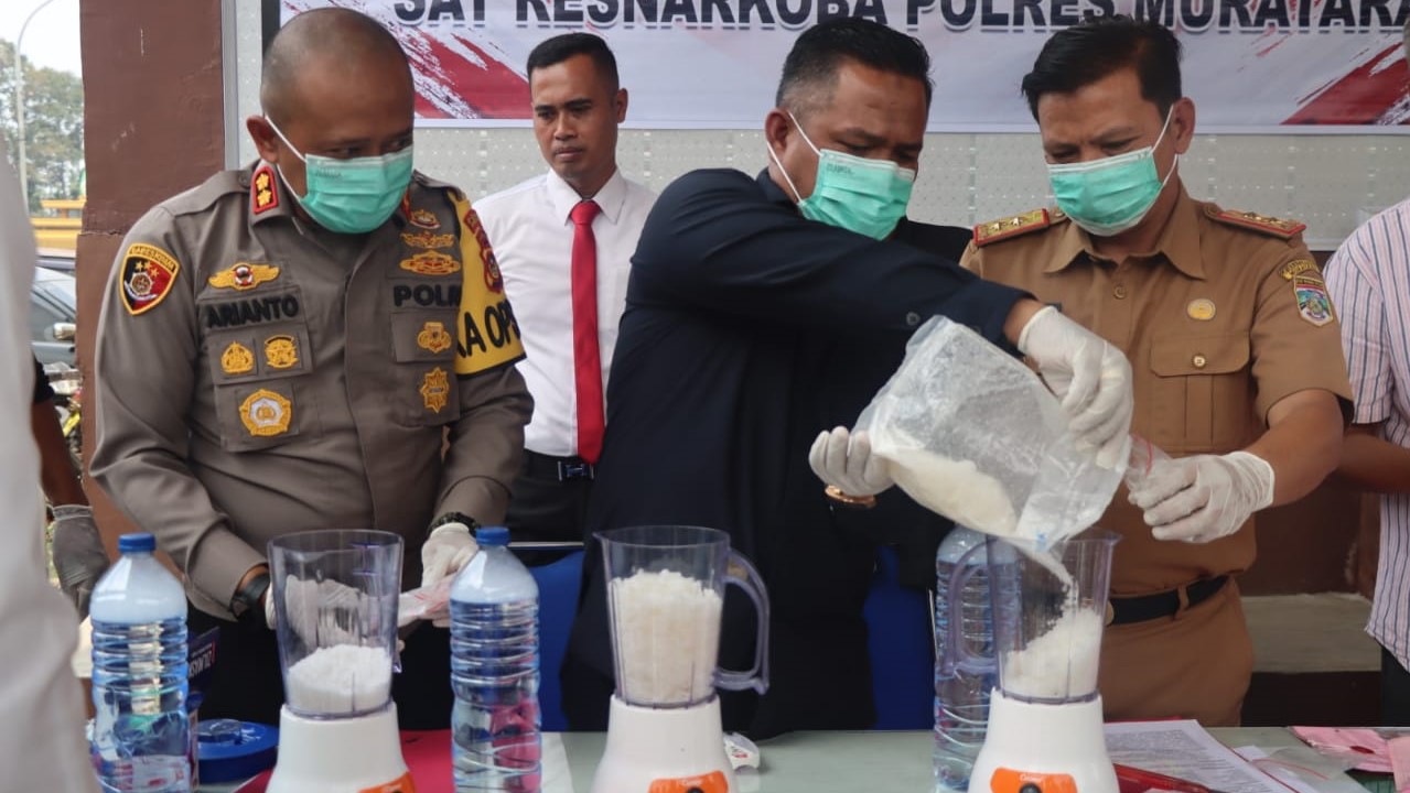 Benda yang Bisa Racuni 7.500 Orang Dimusnahkan, Warga Rokan Hilir Riau Dihadang di Jalinsum Muratara