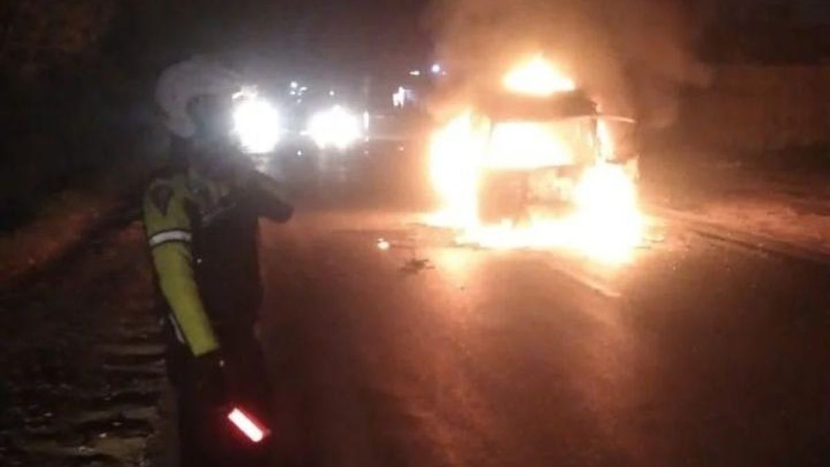 Truk Menabrak Minibus Hingga Terbakar Hebat di Jalintim Palembang – Betung, Begini Nasib Sopir