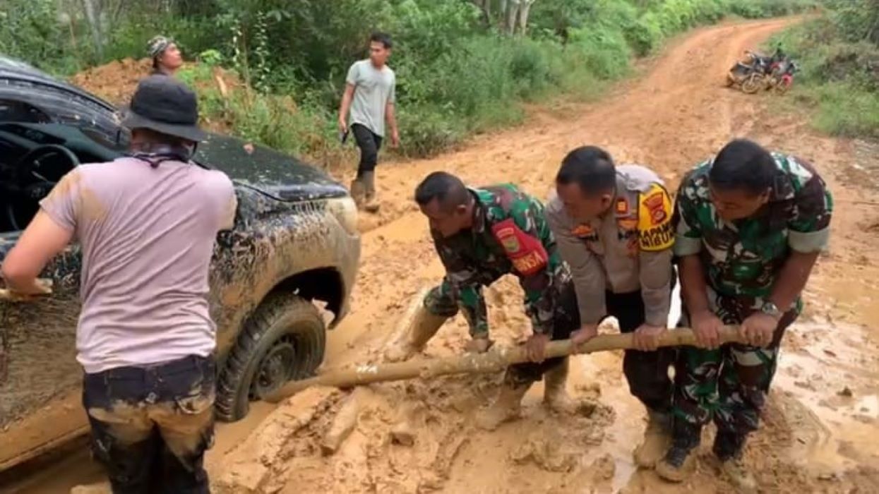 Momen Mengharukan, Petugas di Muratara Antarkan Logistik Pemilu, Lintasi Banjir Hingga Jalan Jelek