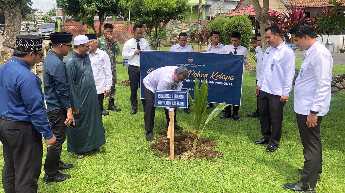 Lapas Lubuk Linggau Laksanakan Penanaman Pohon Kelapa untuk Dukung Ketahanan Pangan
