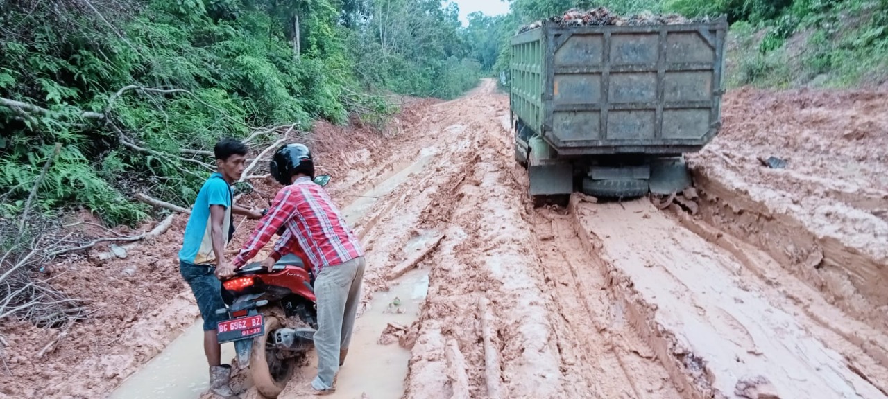 Truk Batu Bara Merusak Jalan Desa Macang Sakti Menuju Mangunjaya Kabupaten Musi Banyuasin