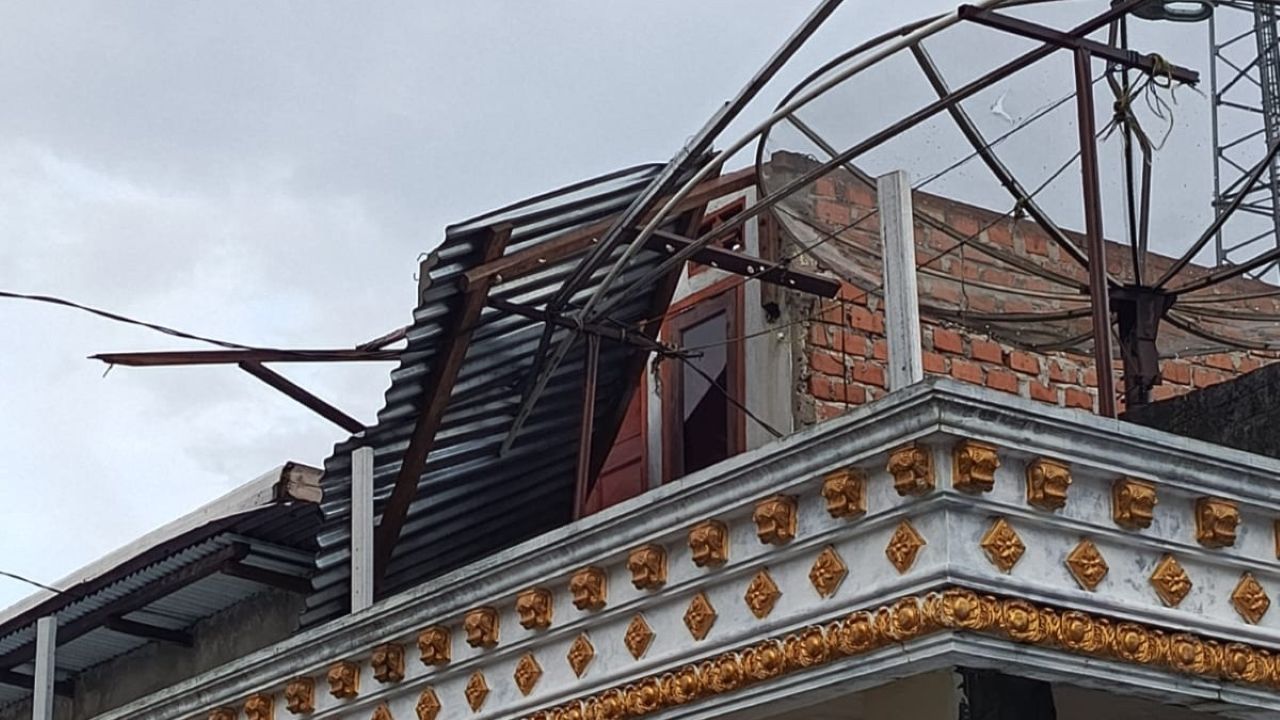 Masjid Milik Anggota DPR RI SN Prana Putra Sohe Diterjang Puting Beliung, 7 Rumah Rusak