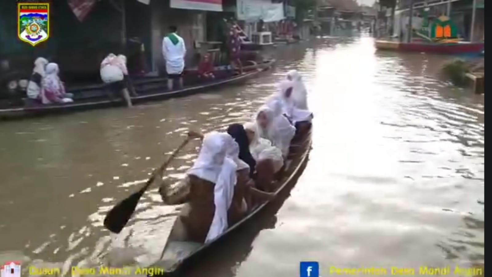 IDUL FITRI 2024, Banjir Warga Rawas Ilir Muratara Terpaksa Naik Perahu untuk Salat Id