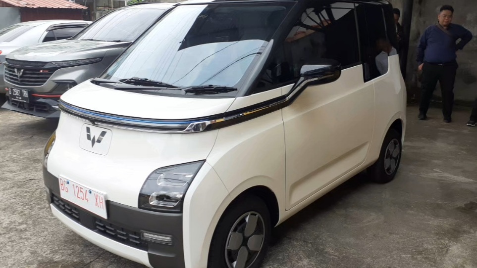 Kenaikan Harga BBM Gak Masalah, Mobil Wuling Air ev Efisien dan Hemat