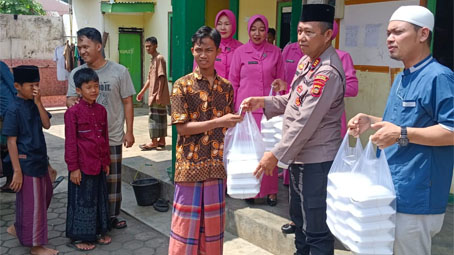 Jumat Berkah, Polisi Polsek Lubuklinggau Utara Bersedekah, Anak Panti Asuhan Tersenyum