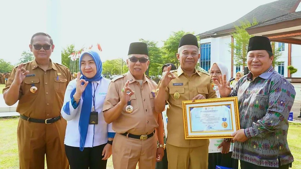 Wabup Suprayitno Serahkan Bingkisan PNS Musi Rawas Yang Purna Tugas