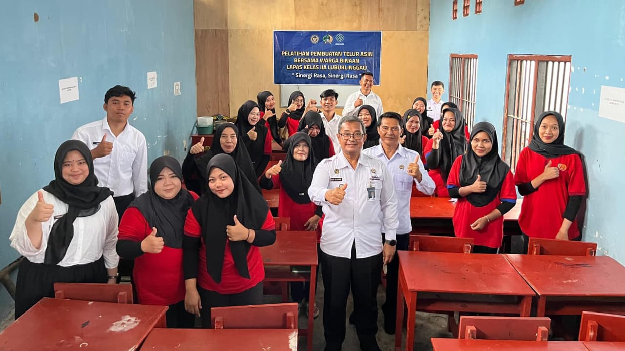 Belajar, Berkreasi, Berdaya: Pelatihan Telur Asin untuk Warga Binaan Blok Wanita Lapas Lubuk Linggau