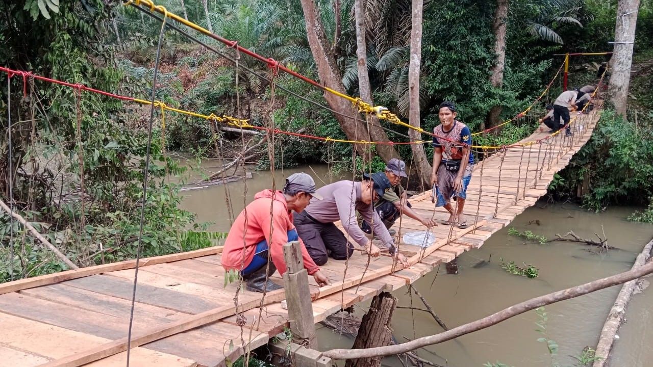 Ancam Keselamatan Pelajar, Polres Musi Rawas Perbaiki Jembatan Gantung di Sukakarya