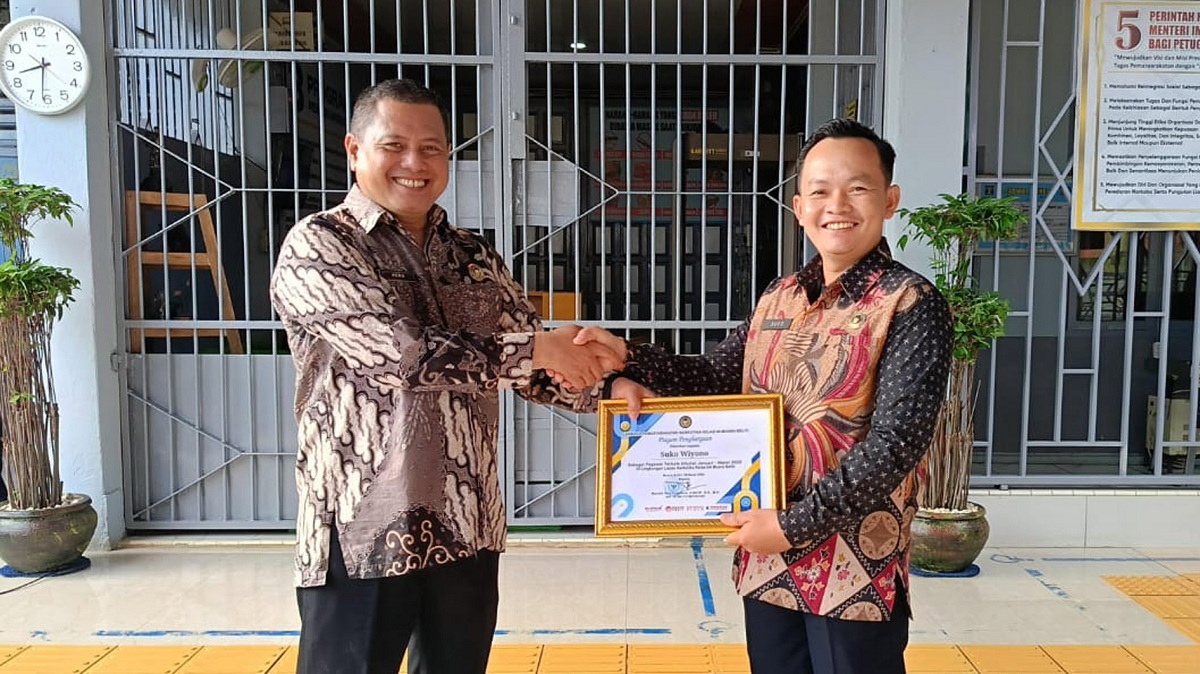 Apresiasi Kinerja Terbaik Pegawai Berprestasi, Kalapas Narkotika Muara Beliti Berikan Penghargaan