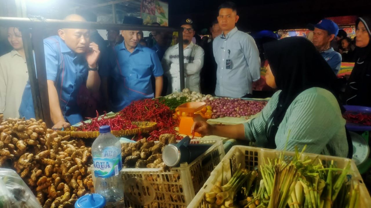 Blusukan di Pasar Bukit Sulap, Yoppy-Rustam Janji Akan Beri Solusi Persoalan Pedagang