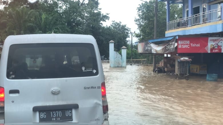 Jalan Penghubung 2 Kecamatan di Muratara Dikepung Banjir, Kendaraan Lewat Bayar Sukarela