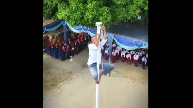  Aksi Heroik Pelajar MA di Pemulutan OI Sumatera Selatan Panjat Tiang Bendera