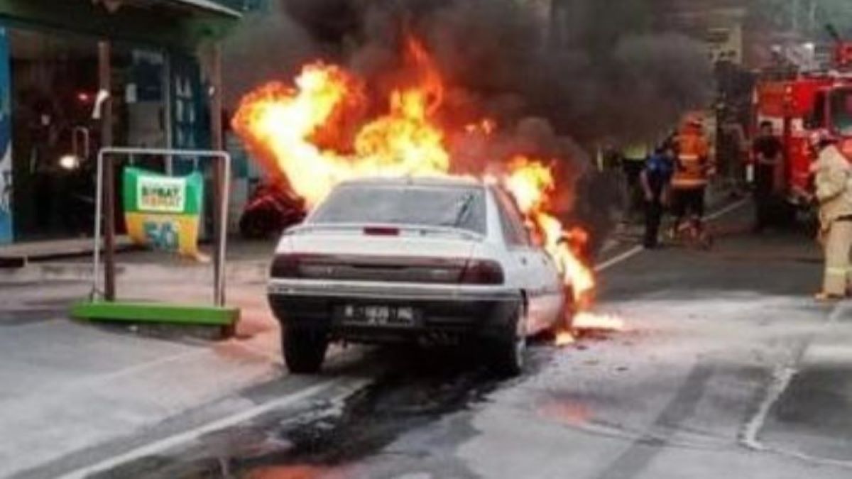 Mobil Dosen Universitas Brawijaya Mendadak Terbakar di Jalan Watugong Kota Malang, Begini Kronologinya 