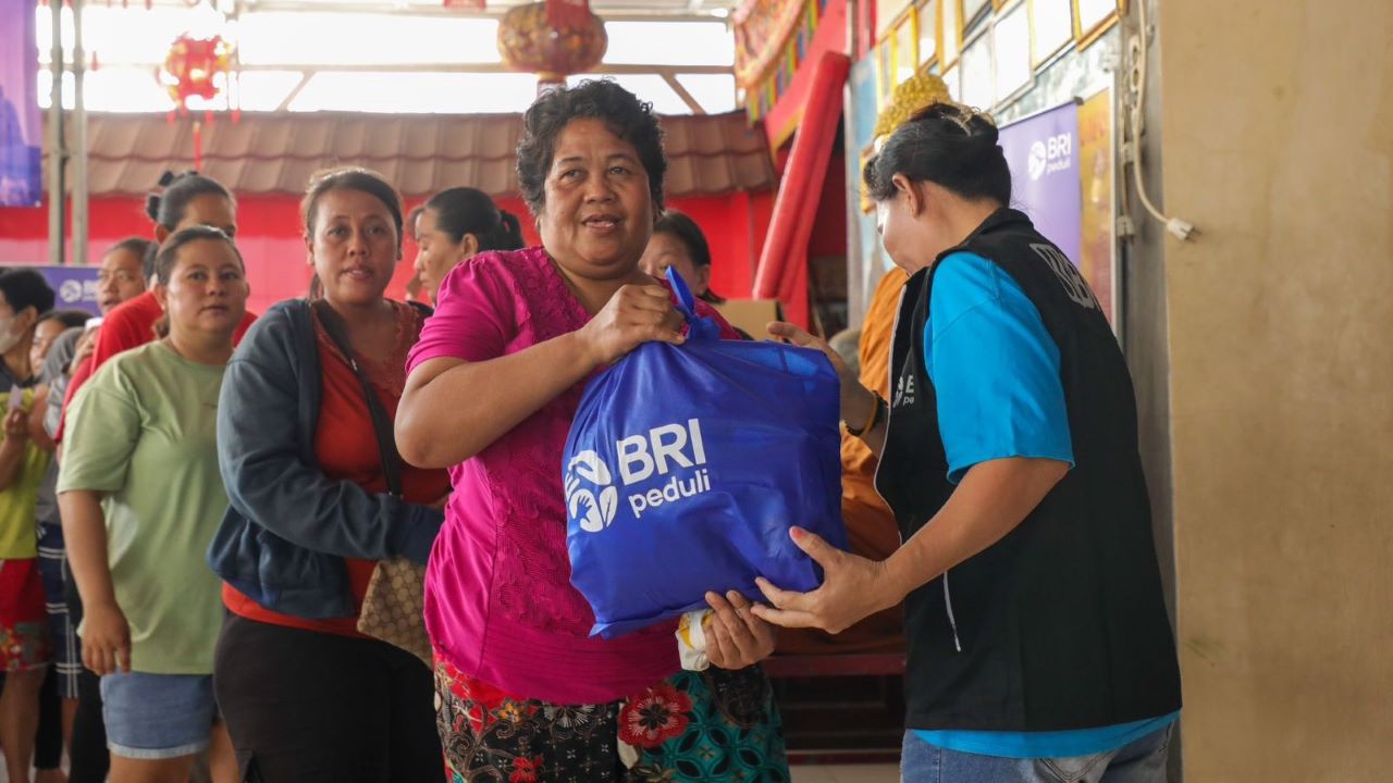 Peringati Hari Raya Waisak 12 Mei 2025, BRI Peduli Salurkan Bantuan Sembako Bagi Ribuan Umat Buddha