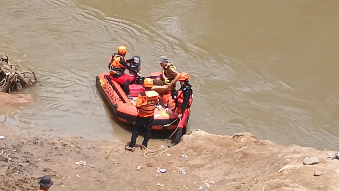 Areal Pencarian Korban Jatuh dari Jembatan Muara Beliti Diperluas, Cuaca Jadi Kendala