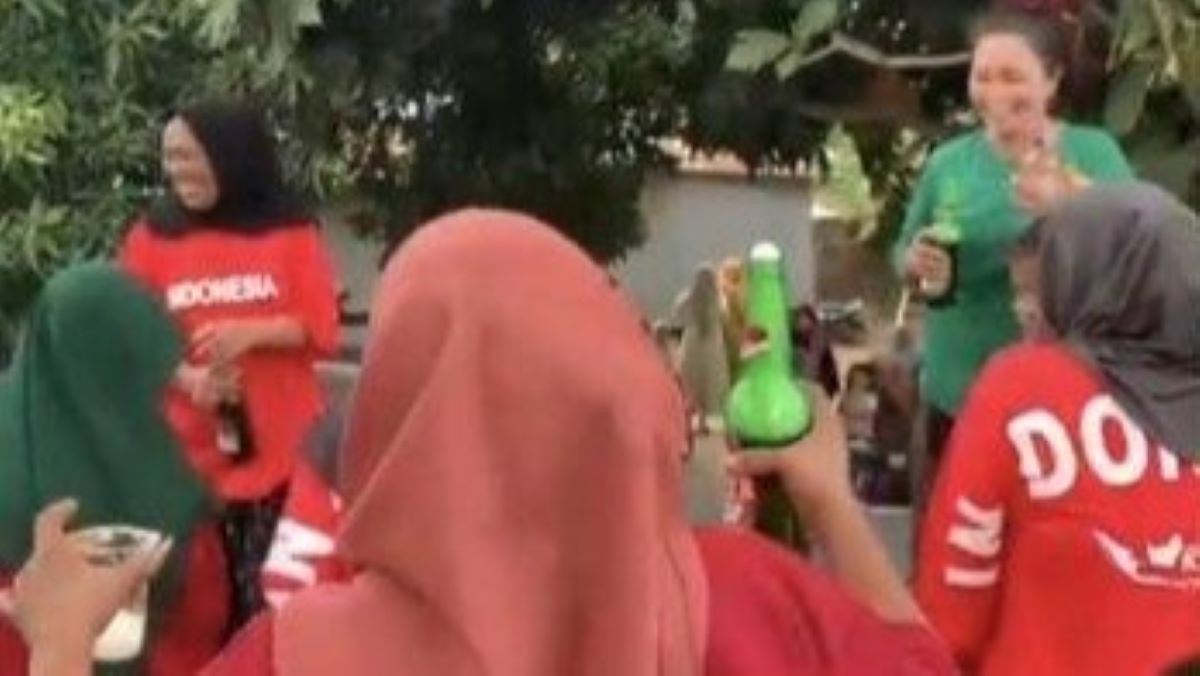 Viral, Emak-Emak Asyik Joget Pesta Miras Jadi Tontonan Anak-Anak