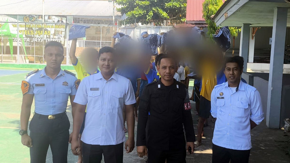 Lapas Narkotika Muara Beliti Bagikan Baju kepada Warga Binaan Demi Penuhi Hak Asasi