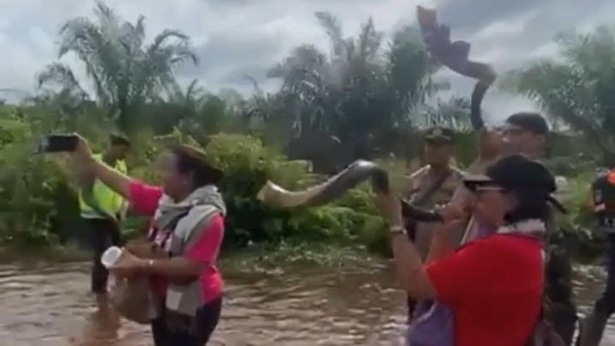 Pawang Banjir Di Pangkalan Kerinci Tunjukkan Aksi Tiup Terompet, Aksinya Viral di Media Sosial