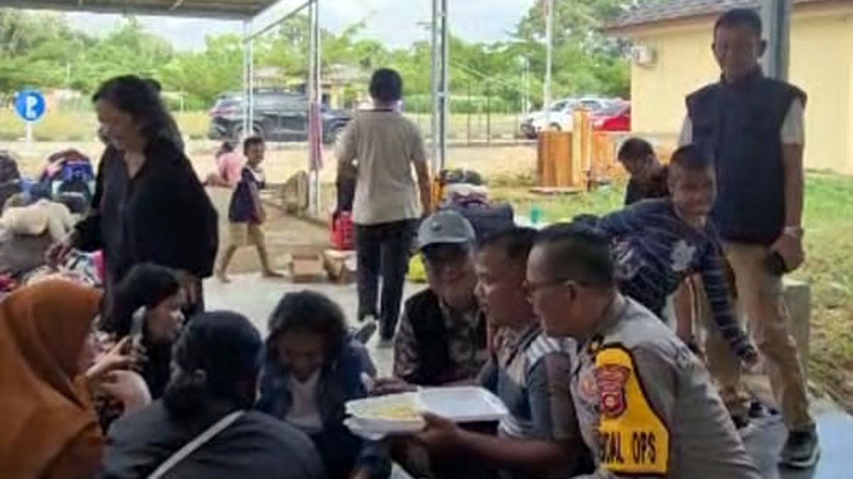 Polres Musi Rawas Utara Buka Dapur Lapangan untuk Pemudik Nataru yang Busnya Kebakaran